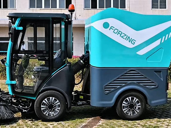 工廠(chǎng)內(nèi)的狹窄過(guò)道、廠(chǎng)區(qū)內(nèi)的綠道，純電動(dòng)掃路機(jī)都能輕松清掃